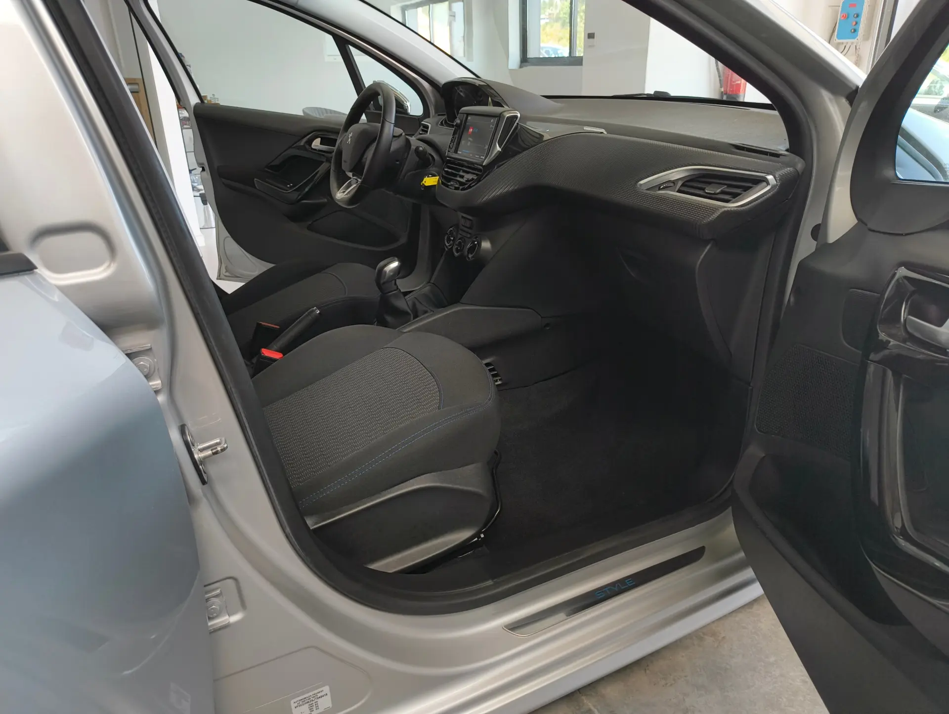 Peugeot 208 1.2 e-VTI STYLE 10