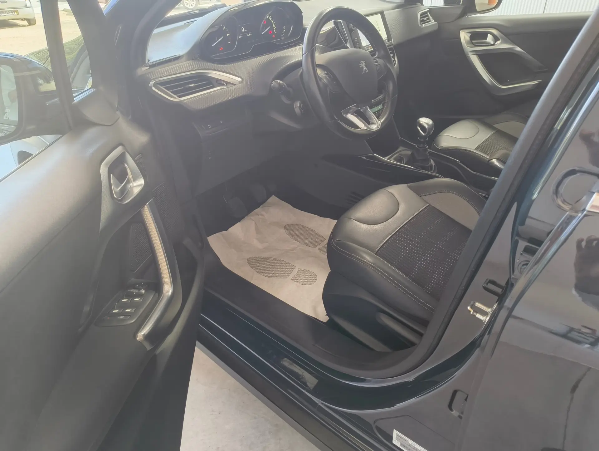 Peugeot 2008 1.2 PURETECH ALLURE BUSINESS 5