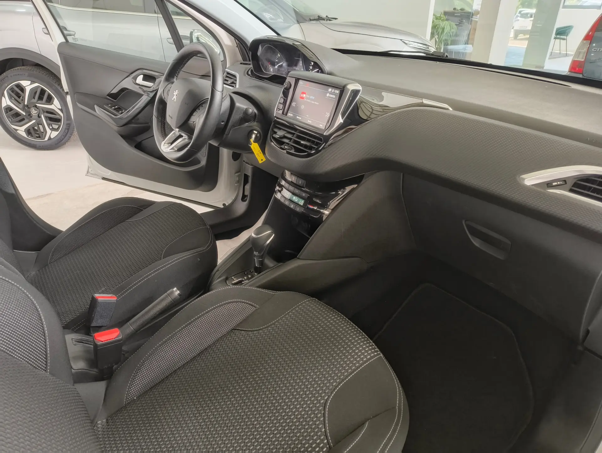 Peugeot 208 1.2 PureTech Allure EAT6 12