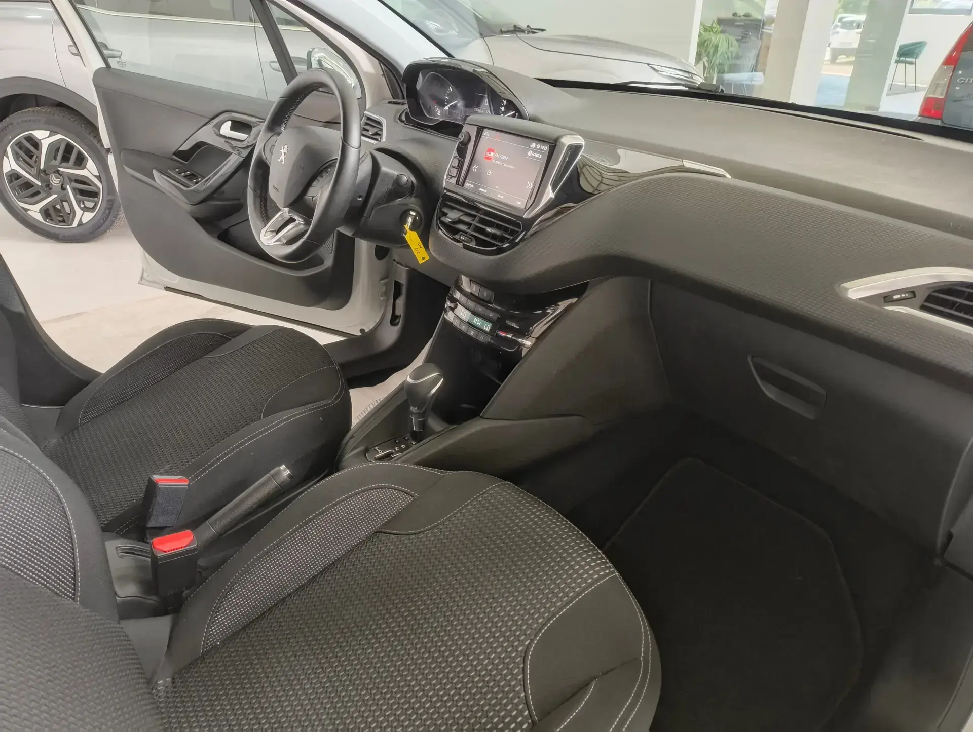 Peugeot 208 1.2 PURETECH ALLURE 12