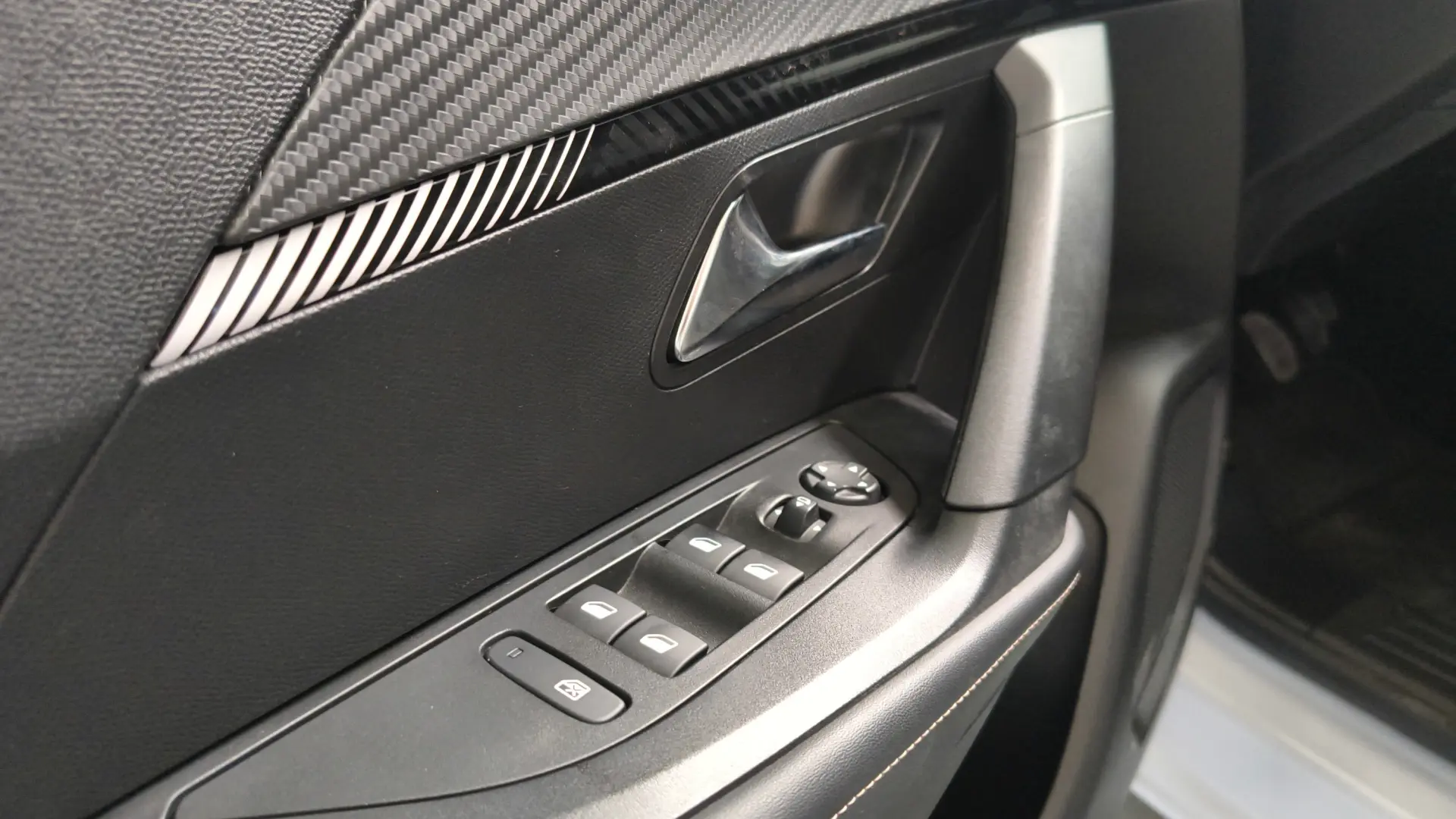 Peugeot 2008 1.2 PureTech Allure 15