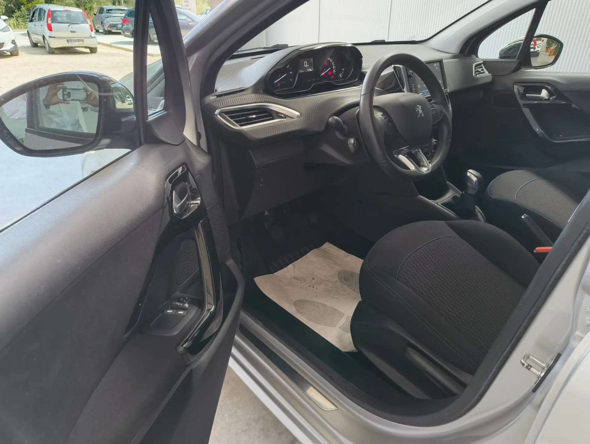 Peugeot 208 1.2 e-VTI STYLE 5