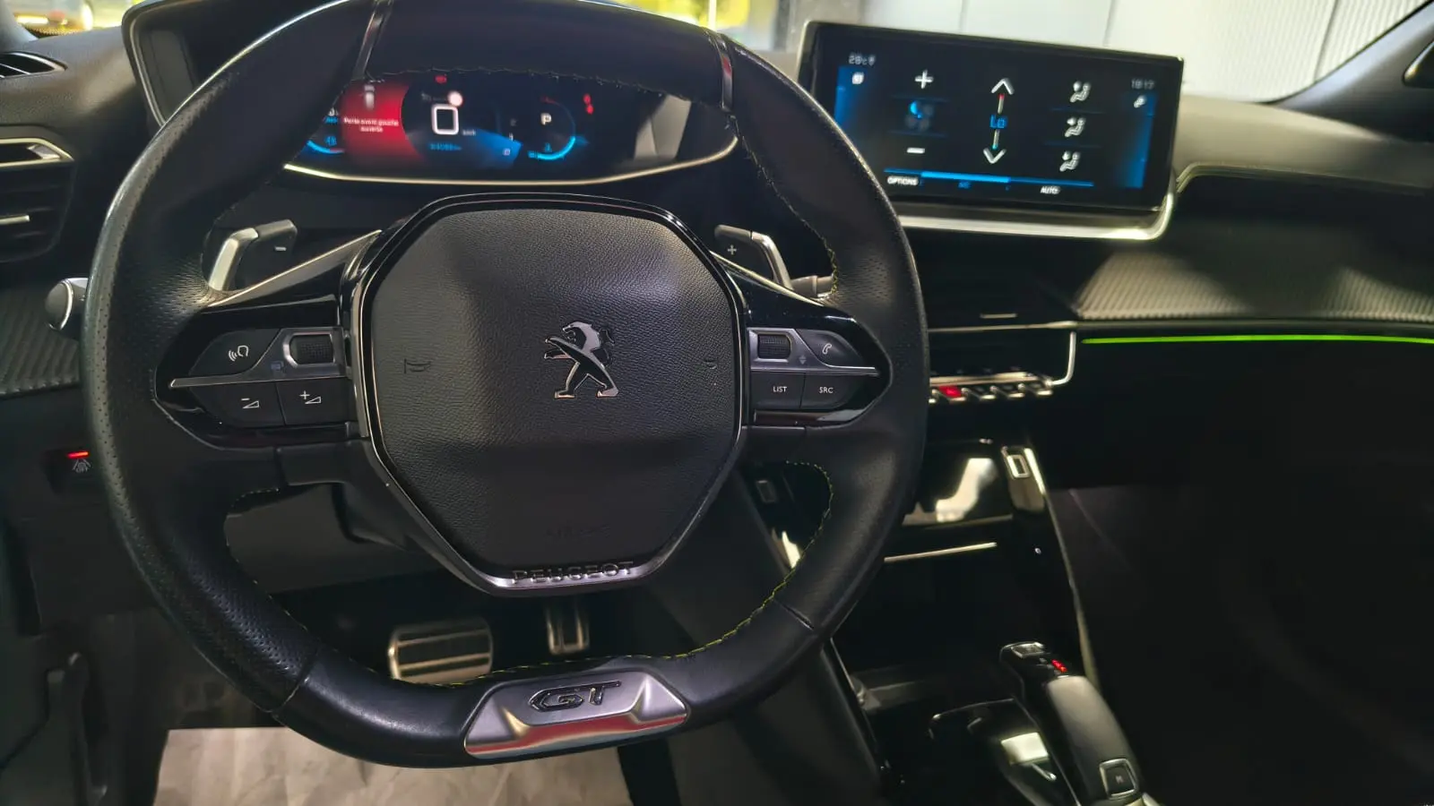 Peugeot 2008 PureTech 130 EAT8 GT 12