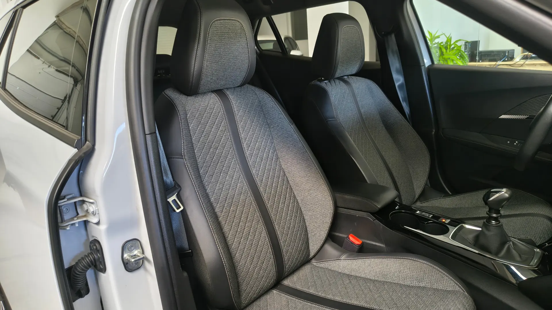 Peugeot 2008 1.2 PureTech Allure 9