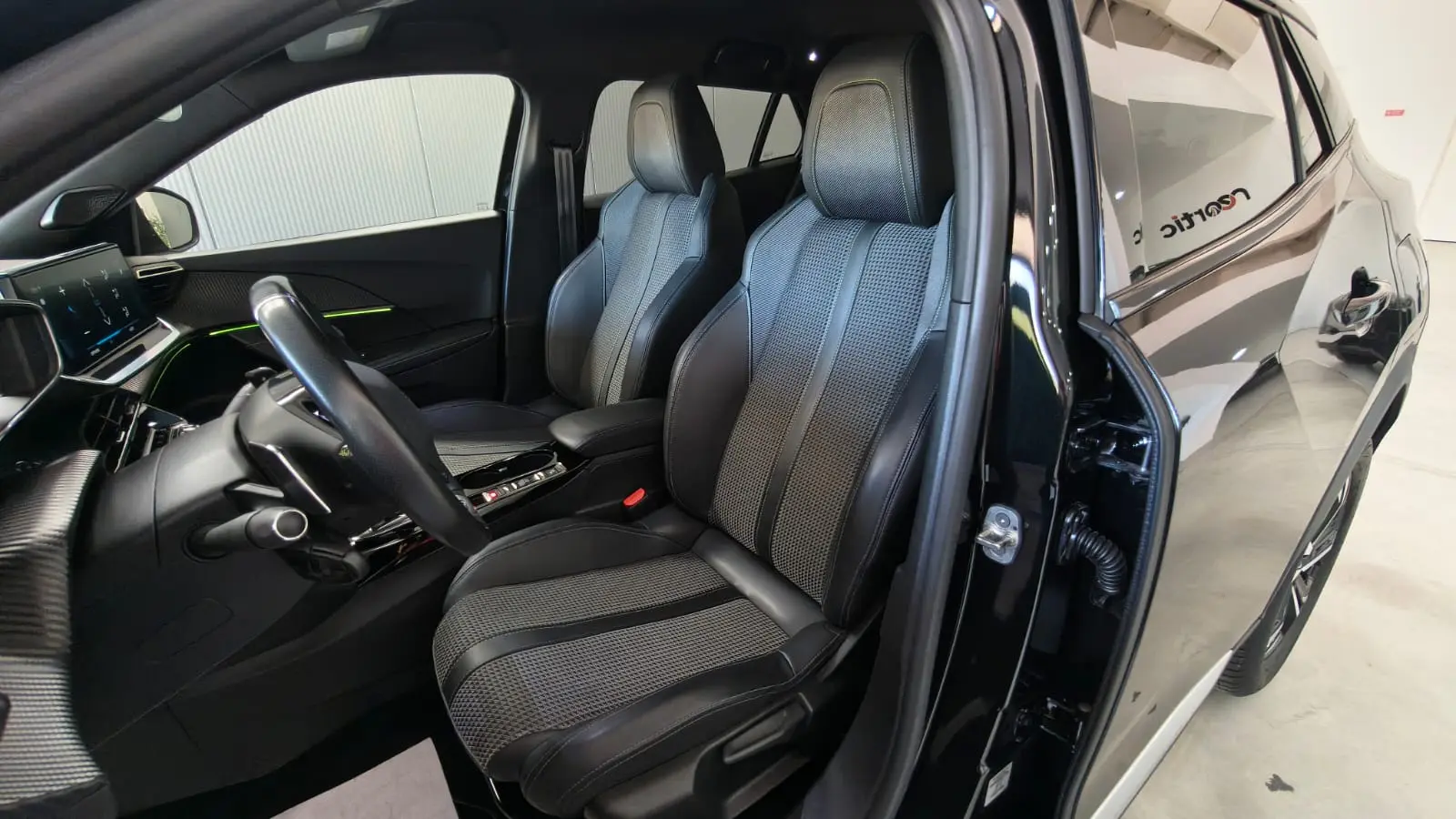 Peugeot 2008 PureTech 130 EAT8 GT 21