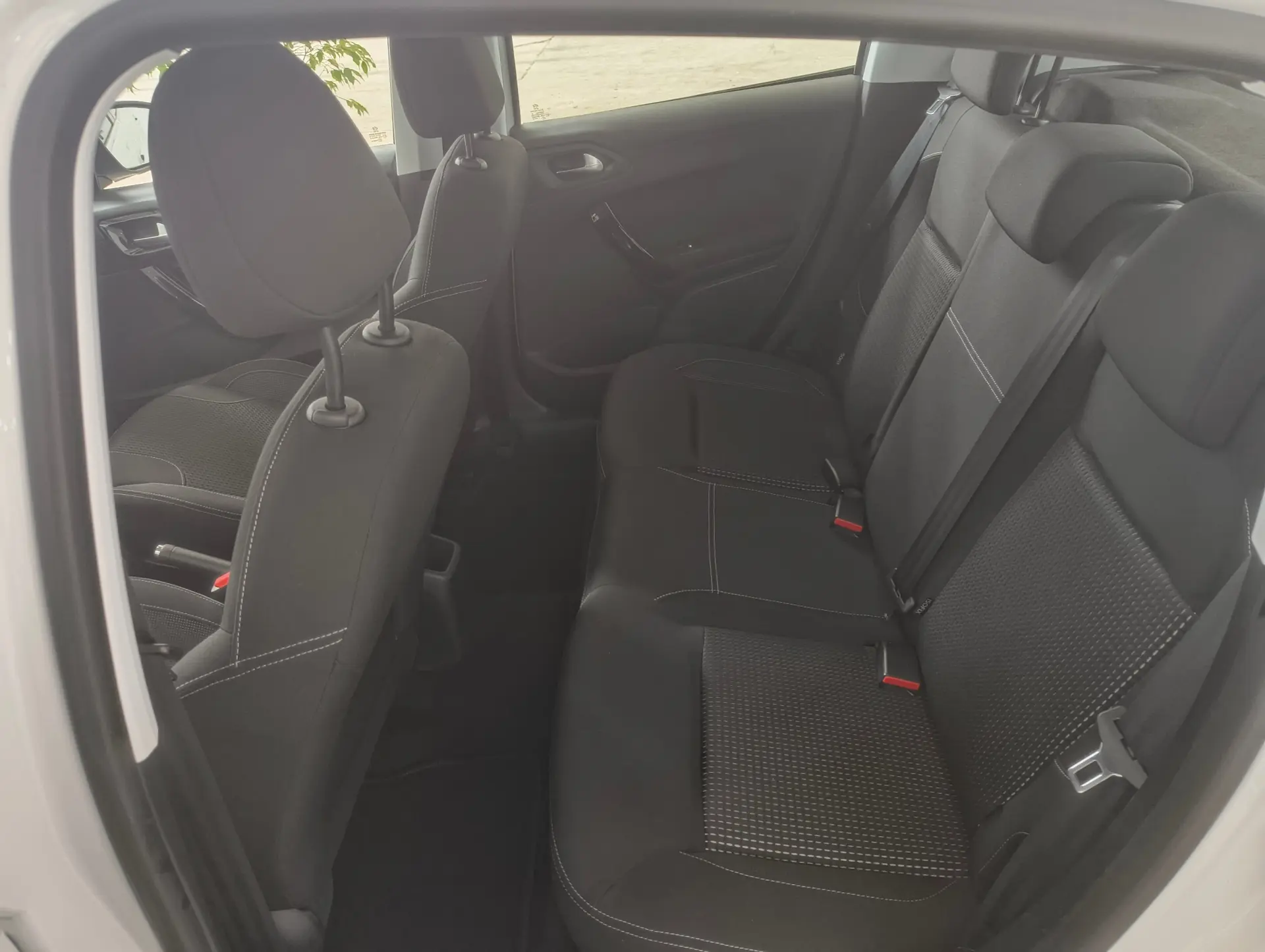 Peugeot 208 1.2 PureTech Allure EAT6 9