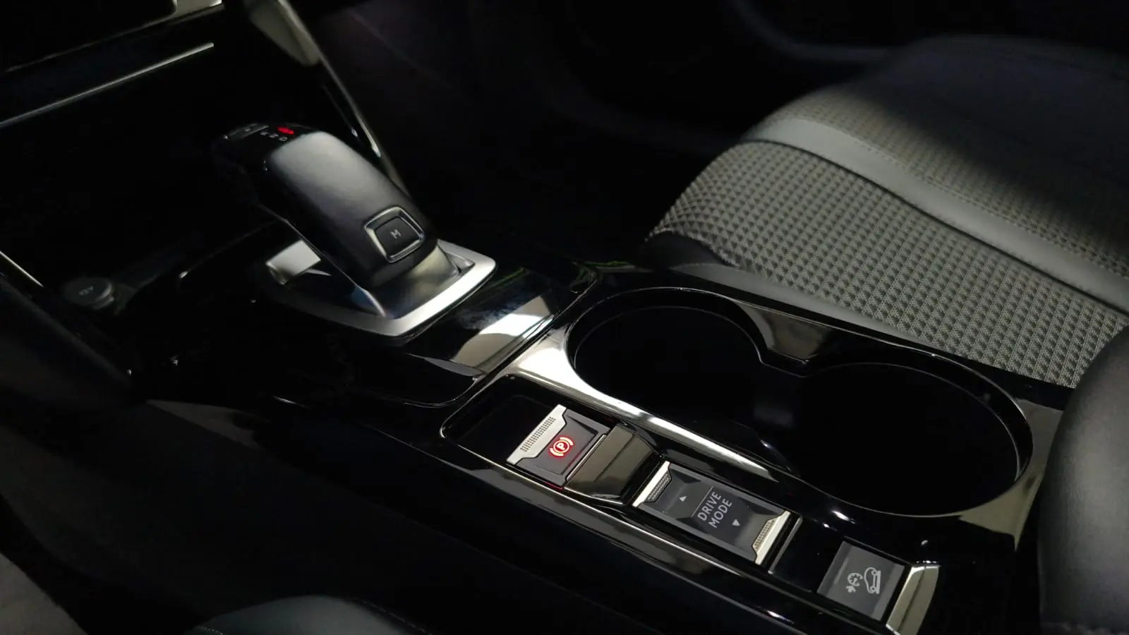 Peugeot 2008 PureTech 130 EAT8 GT 8