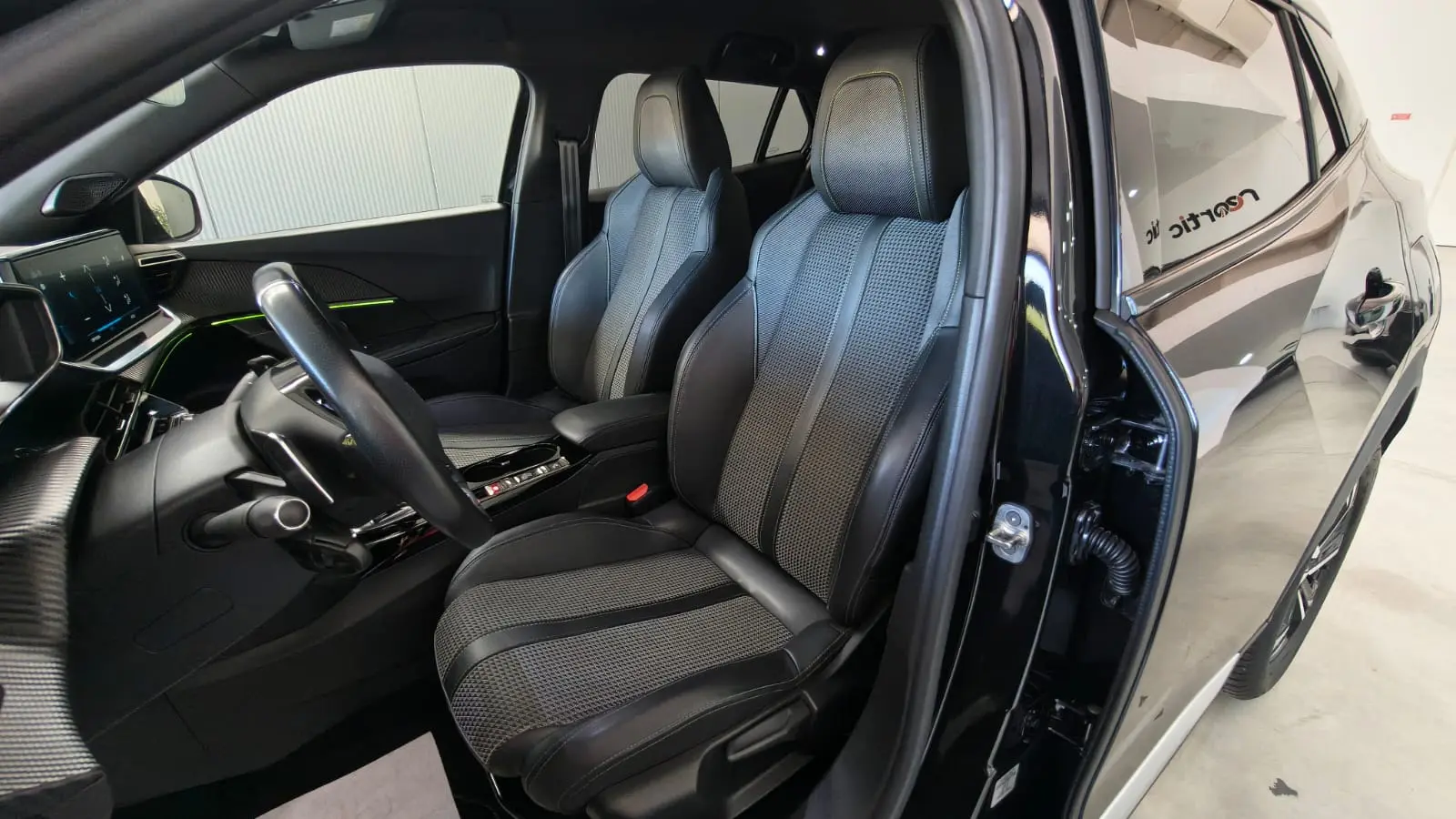 Peugeot 2008 PureTech 130 EAT8 GT 14