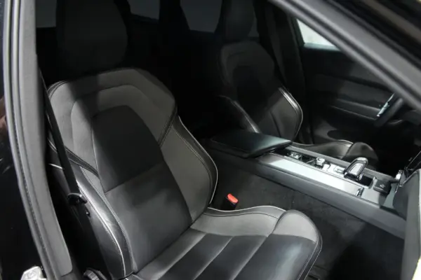 Volvo XC 60 2.0 B4 R-Design 32