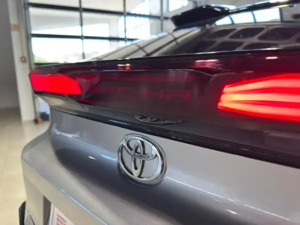 Toyota C-HR 1.8 Hybrid Square Collection 12