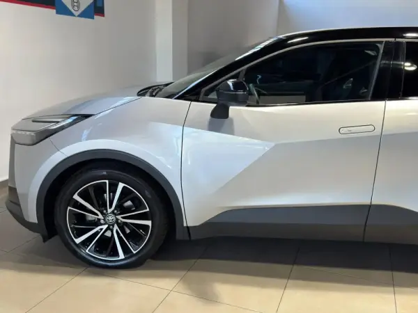 Toyota C-HR 1.8 Hybrid Square Collection 28