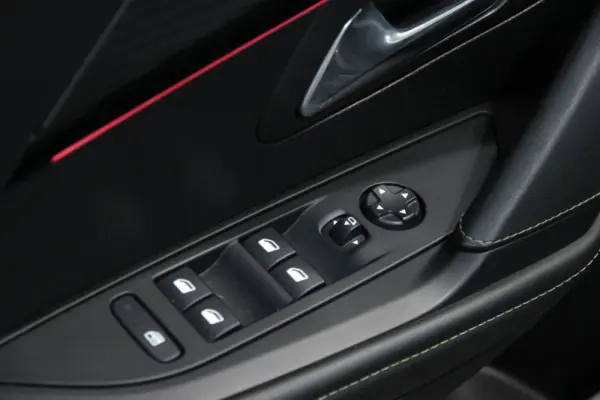 Peugeot 208 1.2 PureTech GT Line 4