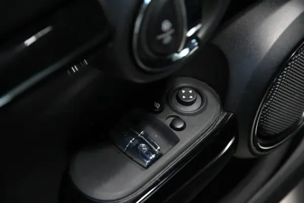 MINI 3 Portas Cooper SE Premium Essential 6