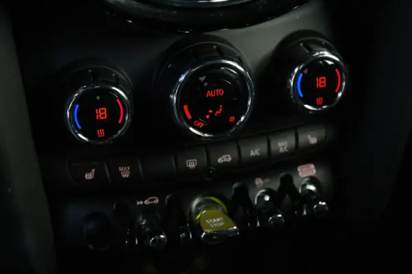 MINI 3 Portas Cooper SE Premium Essential 8