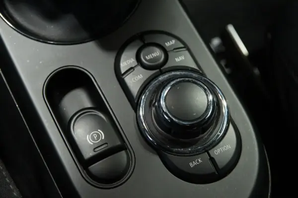 MINI 3 Portas Cooper SE Premium Essential 10