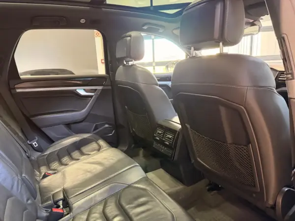 Volkswagen Touareg 3.0 TDI V6 R-Line 6