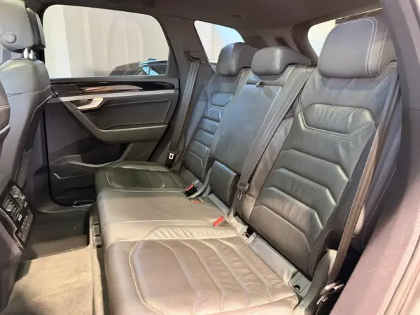 Volkswagen Touareg 3.0 TDI V6 R-Line 7