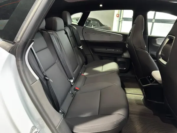 Polestar 4 Long Range 100 kWh Single Motor Plus 33