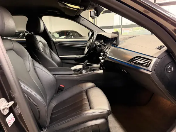 BMW 530 e Pack Desportivo M 6