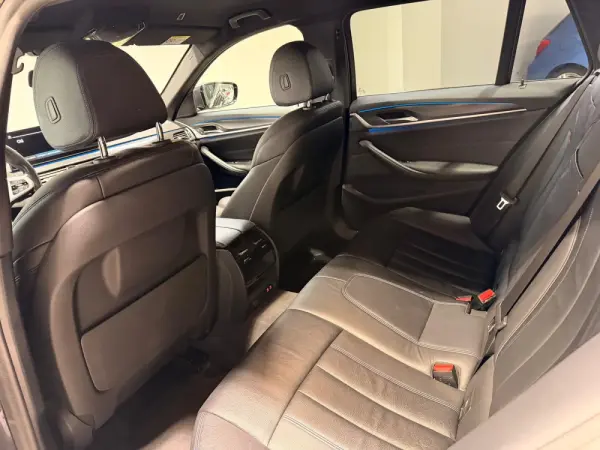 BMW 530 e Pack Desportivo M 8