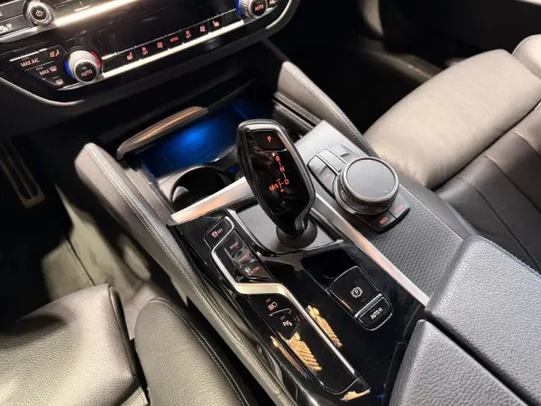BMW 530 e Pack Desportivo M 19