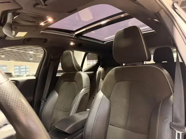 Volvo XC 40 2.0 D4 R-Design AWD 5