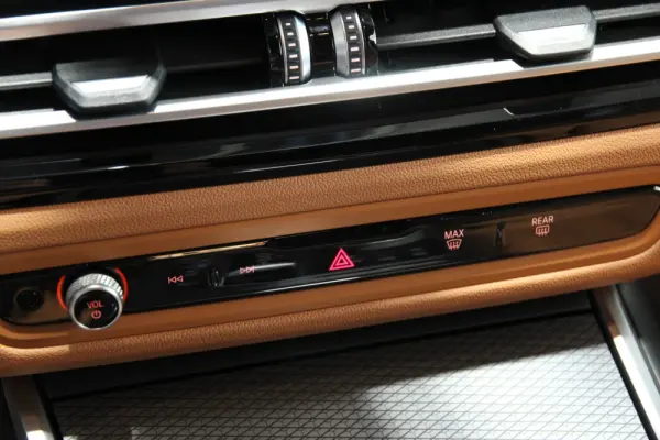 BMW 330 e Pack Desportivo M Auto 13