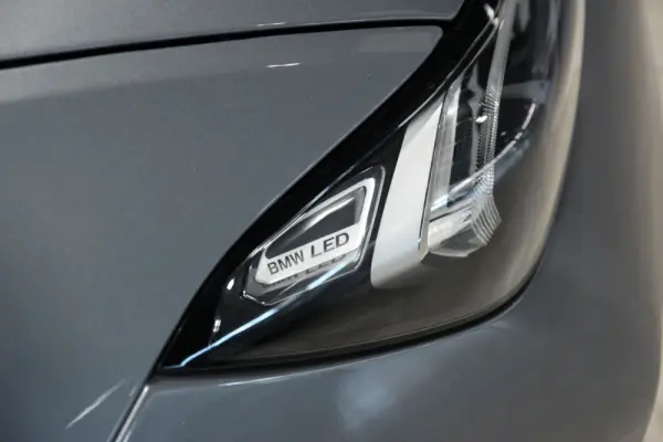 BMW 330 e Pack Desportivo M Auto 3