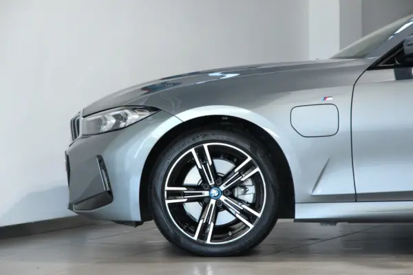 BMW 330 e Pack Desportivo M Auto 2