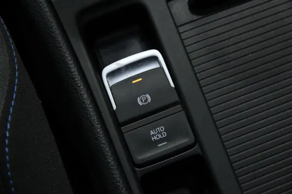 Volkswagen Golf 1.6 TDI R-Line DSG 13