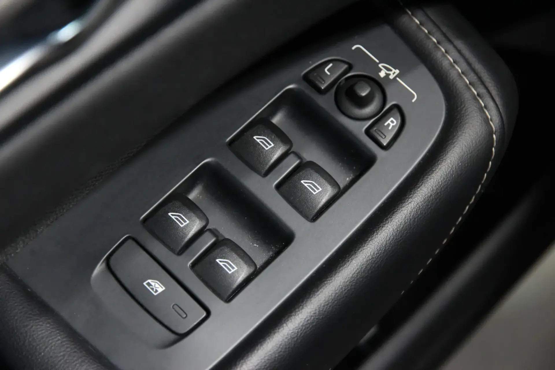 Volvo XC 60 2.0 B4 R-Design 3