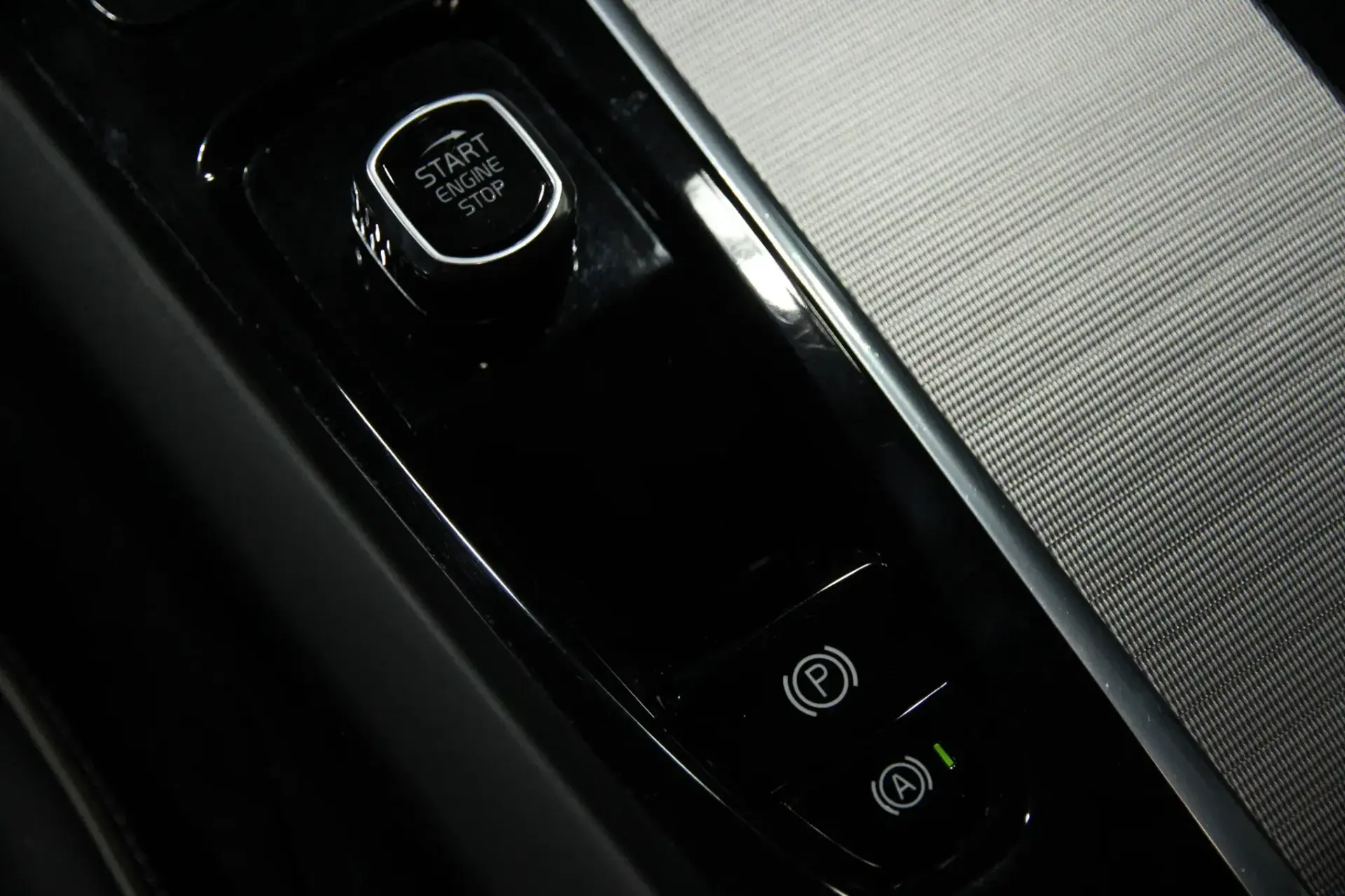 Volvo XC 60 2.0 B4 R-Design 6