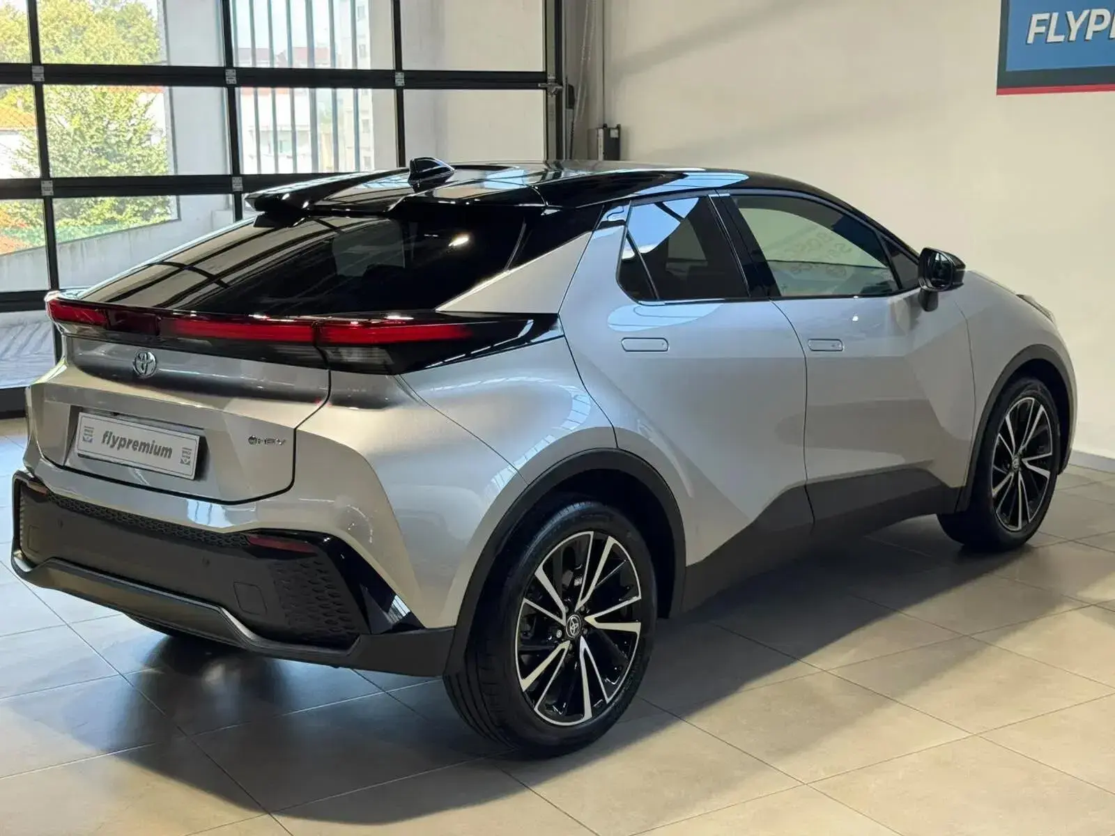 Toyota C-HR 1.8 Hybrid Square Collection 31