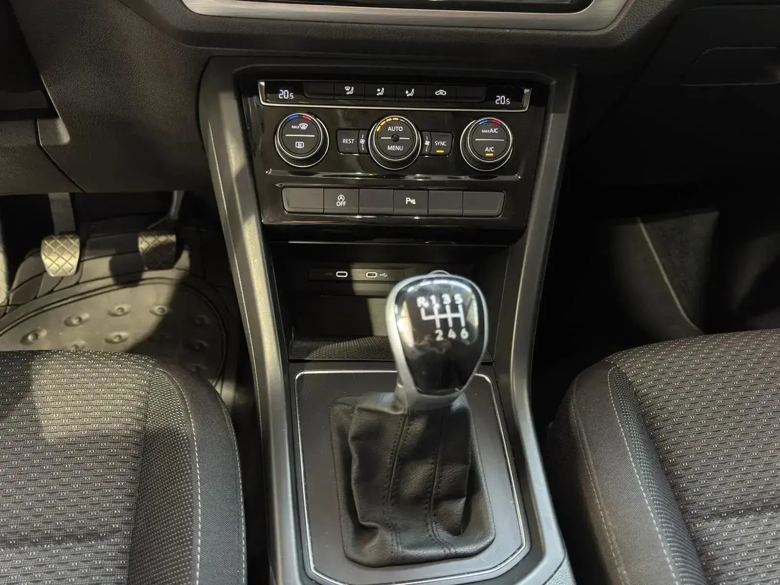 Volkswagen Touran 2.0 TDI Confortline 10