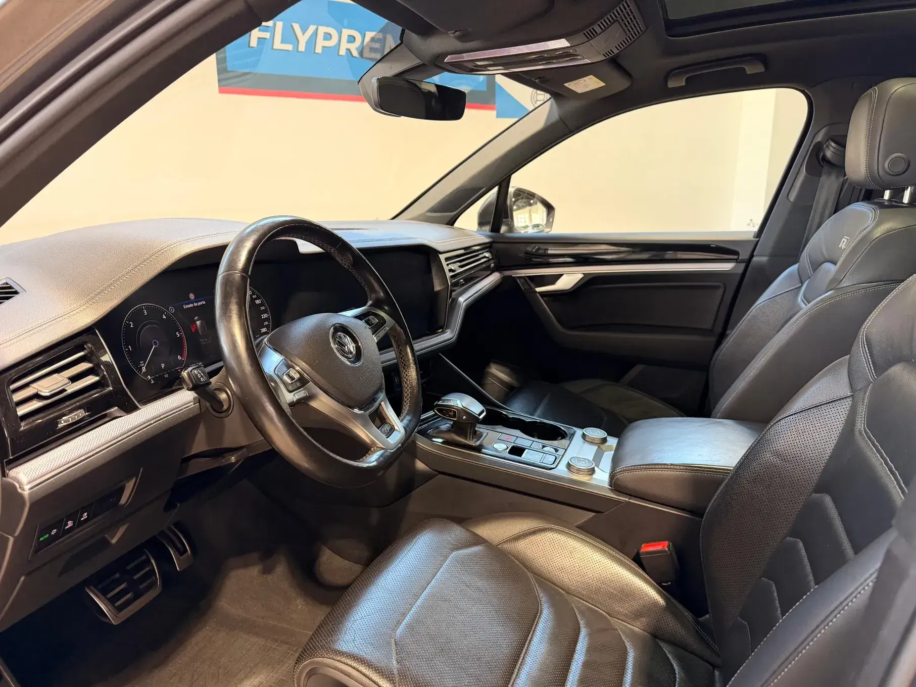Volkswagen Touareg 3.0 TDI V6 R-Line 2