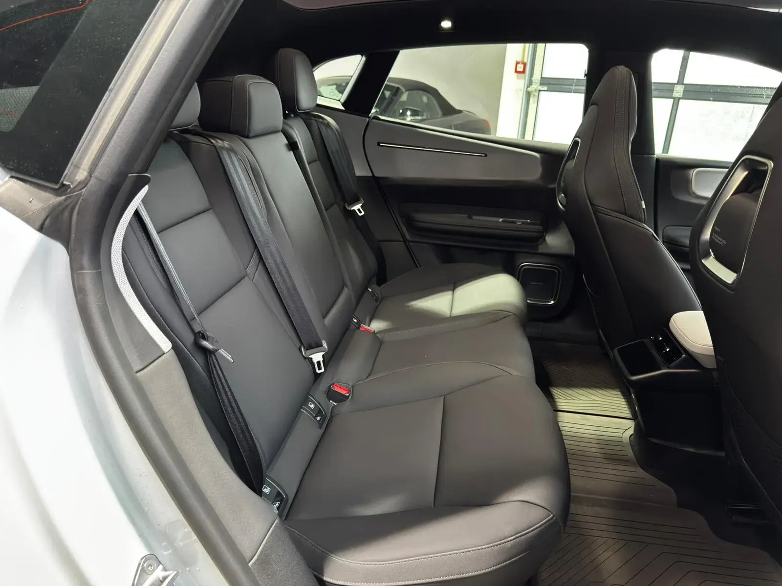 Polestar 4 Long Range 100 kWh Single Motor Plus 33