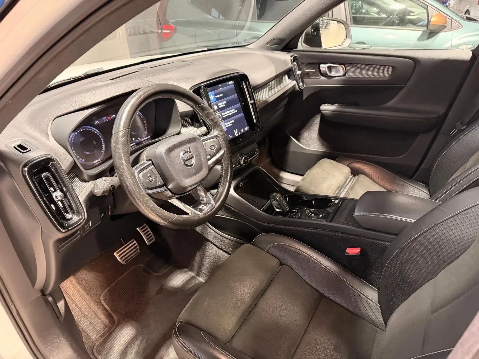 Volvo XC 40 2.0 D4 R-Design AWD 4
