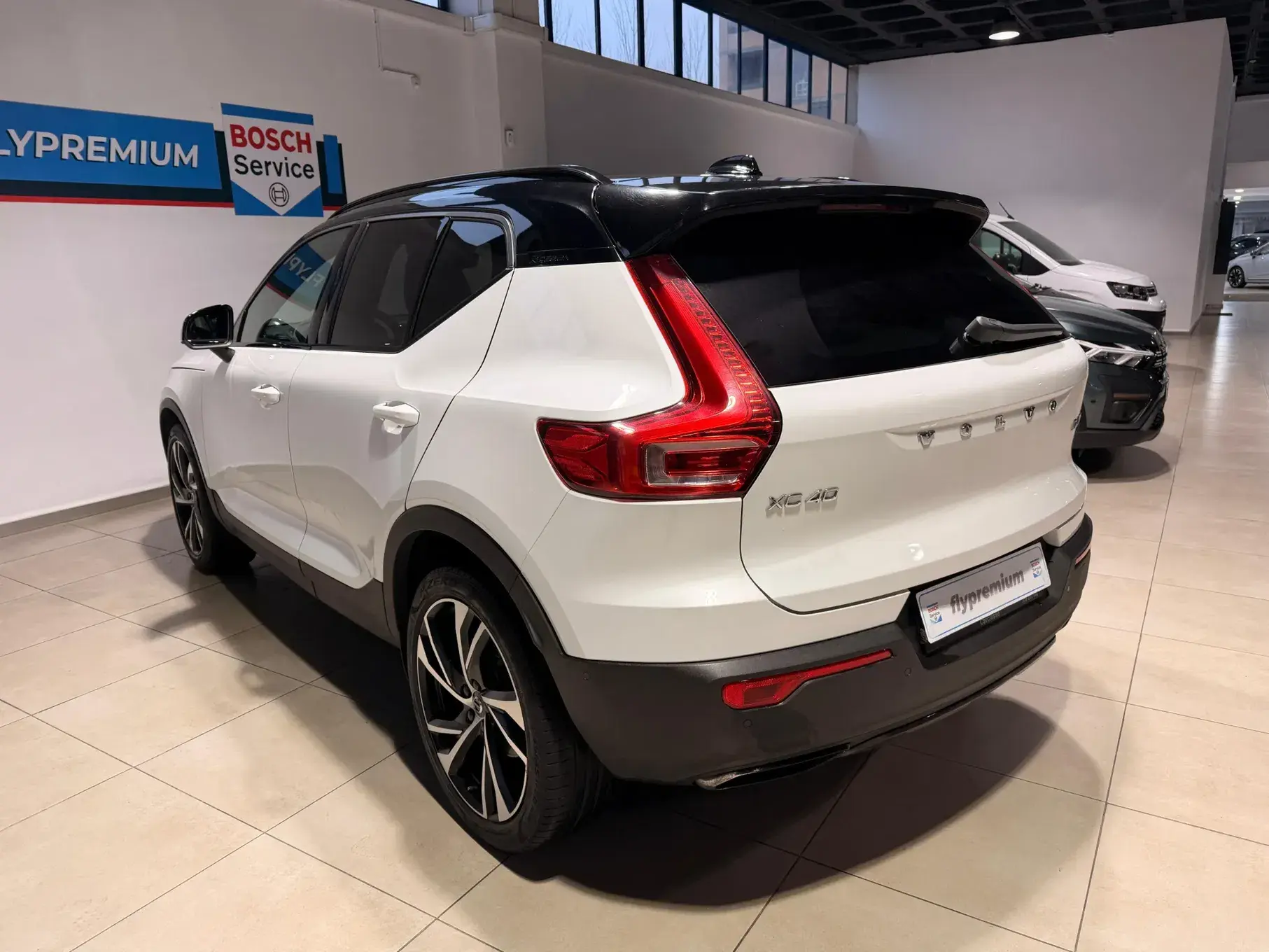 Volvo XC 40 2.0 D4 R-Design AWD 43