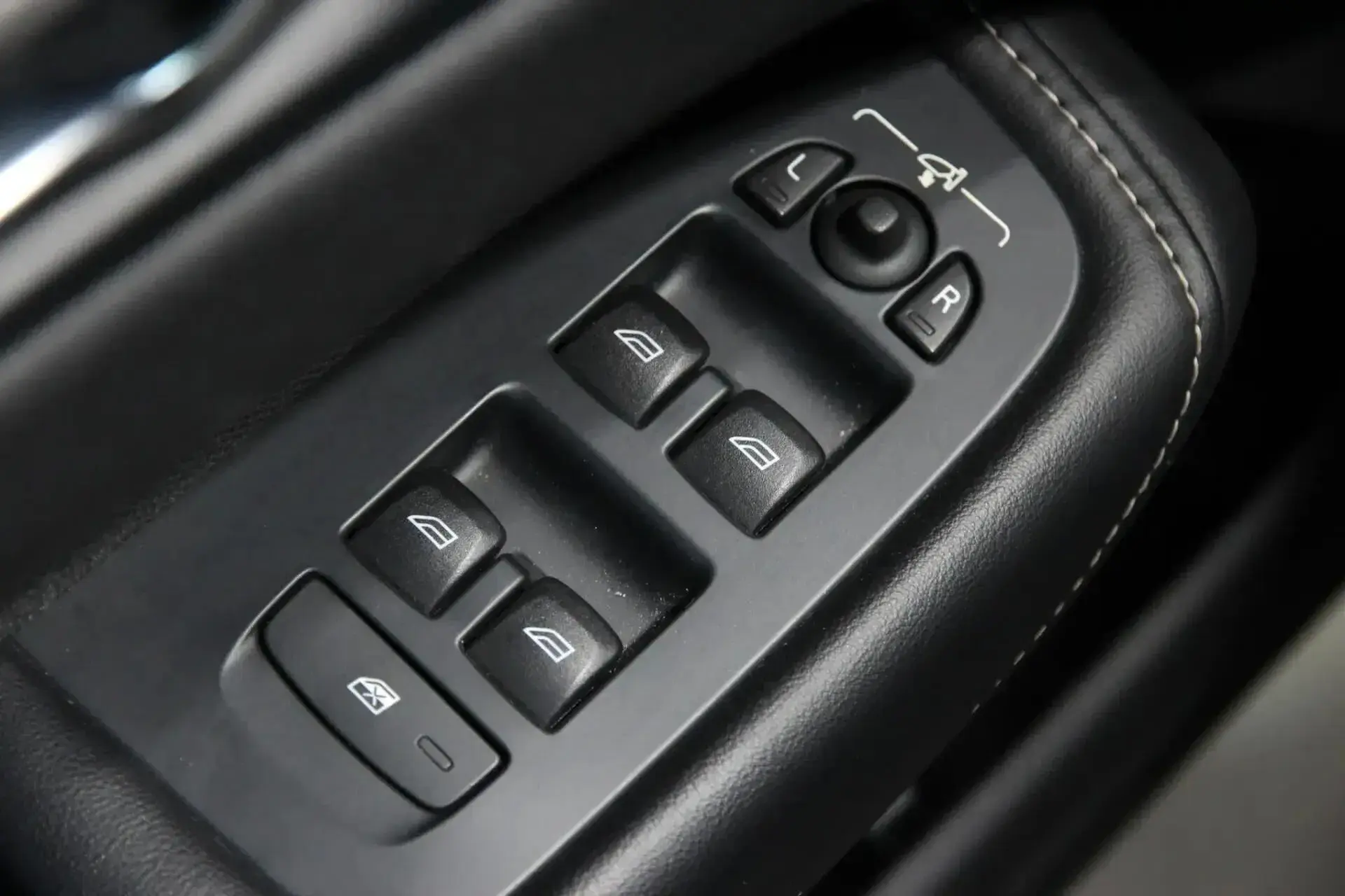 Volvo XC 60 2.0 B4 R-Design 23