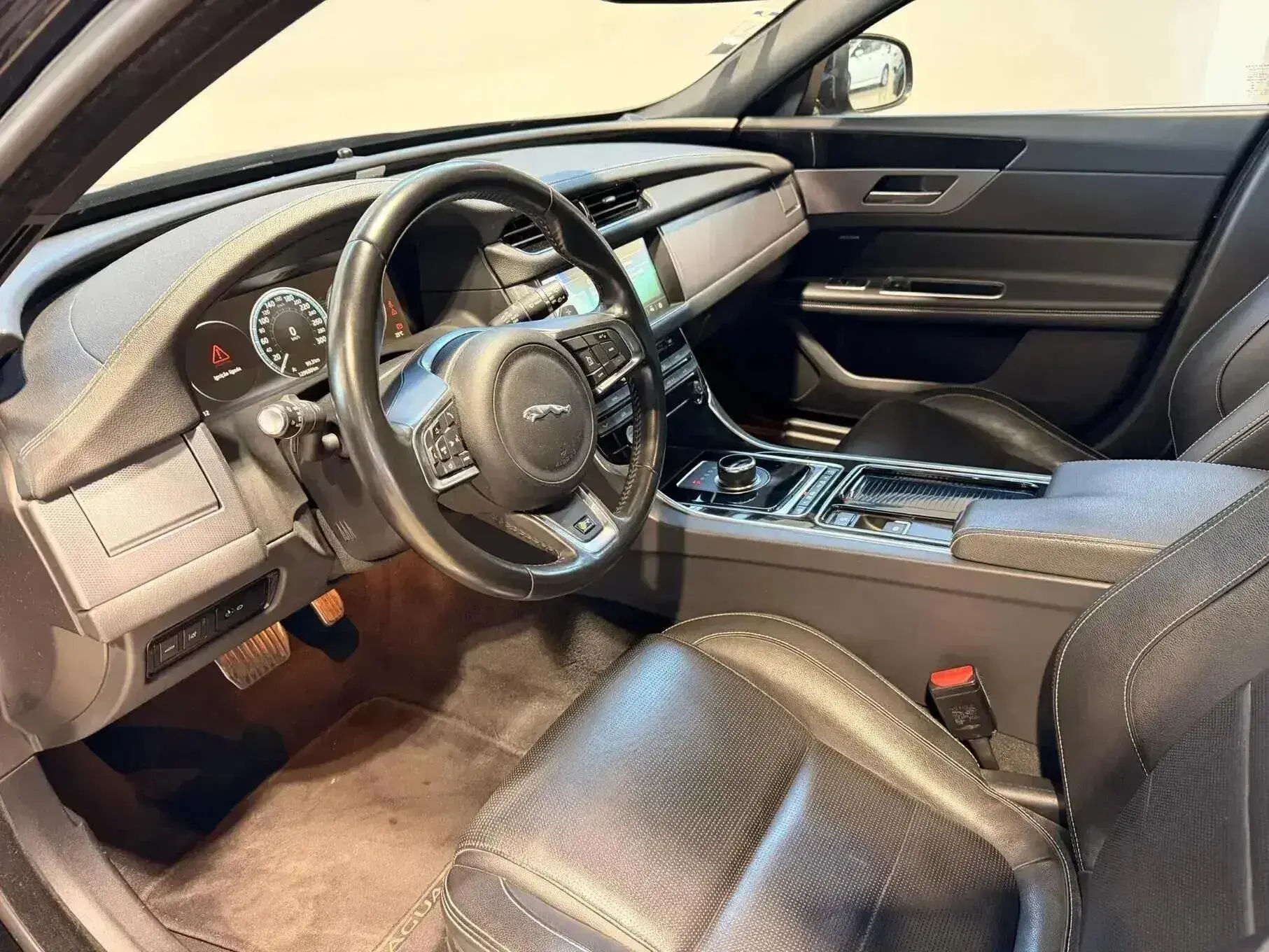 Jaguar XF Sportbrake 2.0 D R-Sport Aut. 29