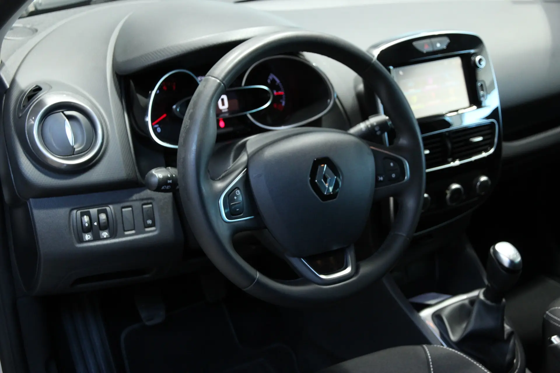 Renault Clio 0.9 TCe Limited Edition 8