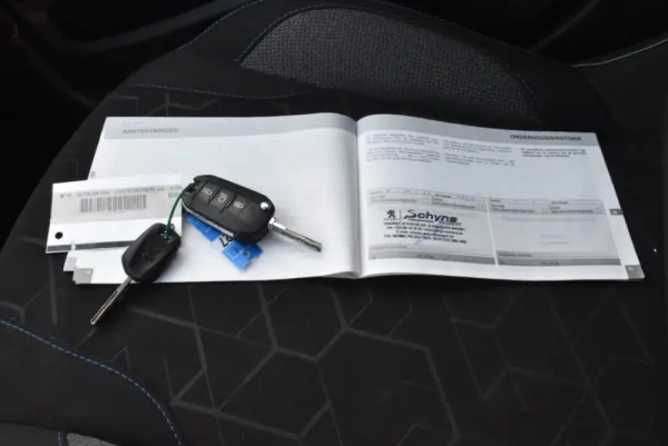 Peugeot 2008 1.2 PureTech Allure 16