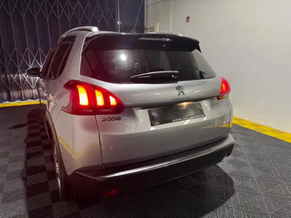 Peugeot 2008 1.2 PureTech Allure 5