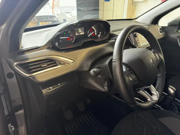 Peugeot 2008 1.2 PureTech Allure 16