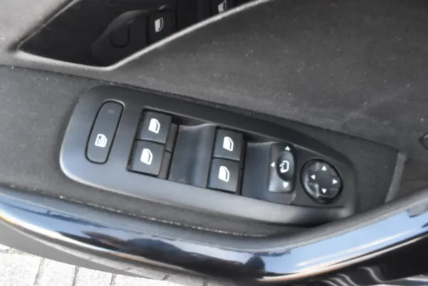 Peugeot 2008 1.2 PureTech Allure 15