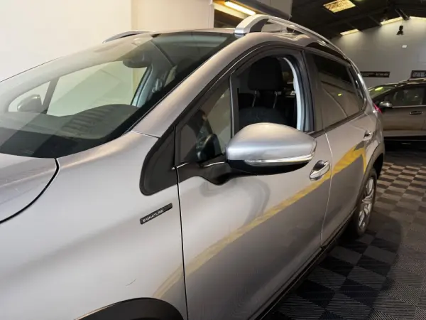 Peugeot 2008 1.2 PureTech Allure 11