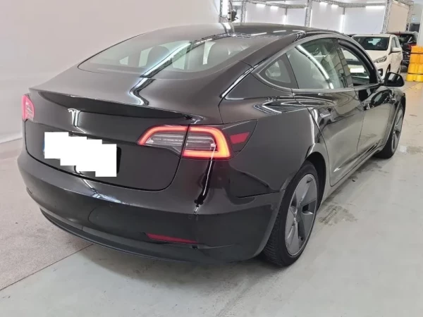 Tesla Model 3 8