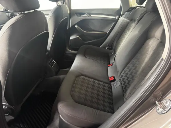 Audi A3 1.6 TDI DPF S line Sport Pack 32