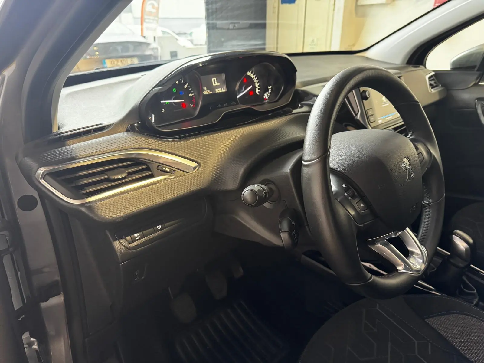 Peugeot 2008 1.2 PureTech Allure 16