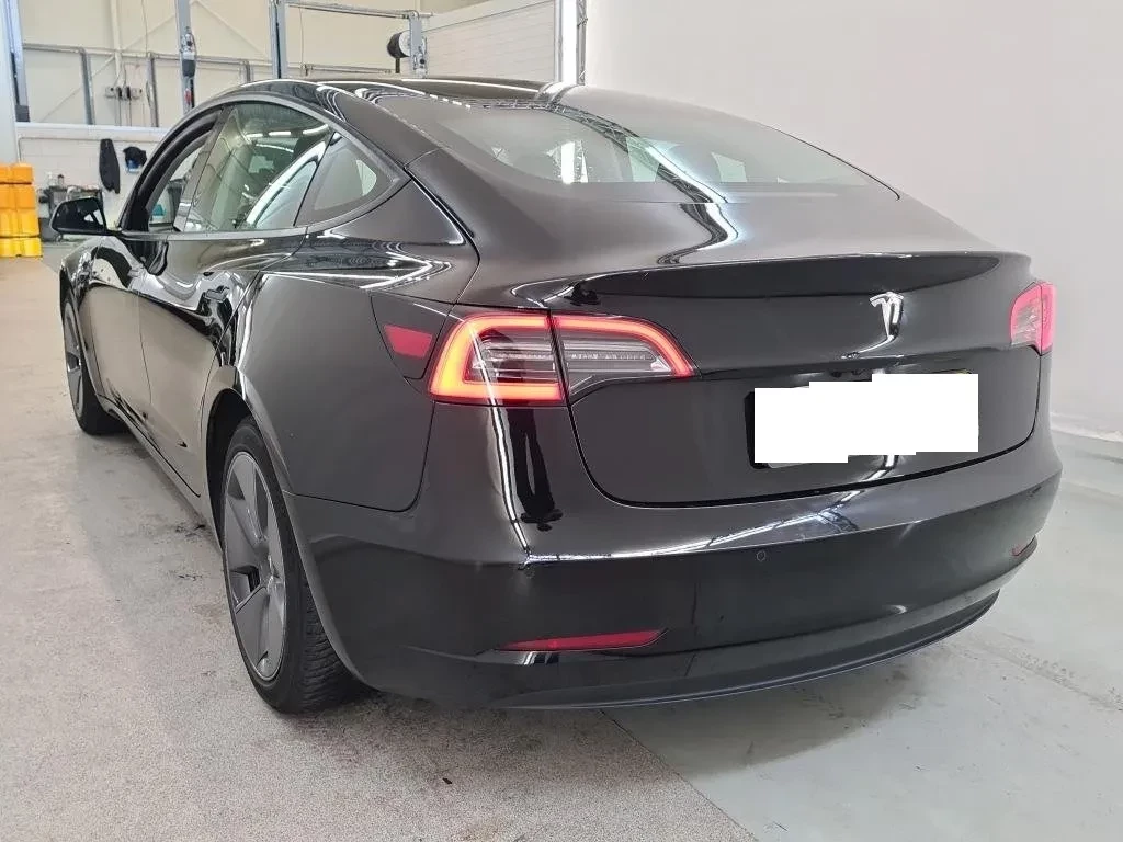 Tesla Model 3 6